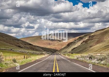 Autoroute OR-206 à Six Mile Canyon, plateau d'Umatilla, partie du plateau de Columbia, à l'est de Condon, Oregon, États-Unis Banque D'Images