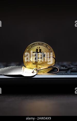 Bitcoin sur un crochet au-dessus du clavier. Concept de scam de cryptologie Banque D'Images