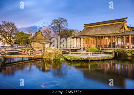 Oshino, les fermes de toit de chaume historiques du Japon avec Mt. Fuji au crépuscule. Banque D'Images