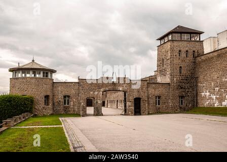 Mauthausen, Autriche; 16 août 2019: Vue extérieure de la porte du camp de concentration de Mauthausen où il y avait emprisonné des milliers de pr juifs Banque D'Images