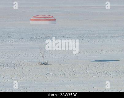 Le vaisseau Soyuz MS-13 est considéré comme étant atterri dans une zone éloignée près de la ville de Zhezkazgan, Kazakhstan avec 61 membres de l'équipage de l'expédition Christina Koch de la NASA, Alexander Skvortsov de l'agence spatiale russe Roscosmos, et Luca Parmitano de l'ESA (Agence spatiale européenne) jeudi 6 février 2020. Koch est rentré sur Terre après avoir fait 328 jours dans l'espace --- le plus long vol spatial de l'histoire par une femme --- comme membre des expéditions 59-60-61 sur la Station spatiale internationale. Skvortsov et Parmitano sont retournés après 201 jours dans l'espace où ils ont servi comme membres d'équipage de l'expédition 60-61 à bord de la statio Banque D'Images