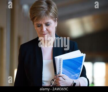 Édimbourg, Royaume-Uni. 6 février 2020. Photo : Nicola Sturgeon MSP - Premier ministre de l'Écosse et chef du Parti national écossais (SNP). Déclaration Ministérielle: Budget Écossais Pour 2020-21. Scènes du Parlement écossais le jour où le ministre des Finances Derek Mackay devait dévoiler son budget, Kate Forbes MSP - ministre des Finances publiques et de l'économie numérique, livre le budget. Crédit : Colin Fisher/Alay Live News Banque D'Images