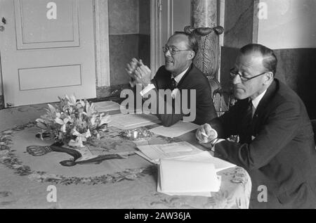 Prince Bernhard a donné une conférence de presse à Soestdijk, civilisation néerlandaise matérielle à l'Université Harvard, aux côtés du professeur EH van den Bracket / Date:. 30 mai 1967 lieu: Soestdijk, Utrecht mots clés: Conférences de presse, princes Nom De La Personne: Bernhard, prince, Prof. Dr. EH van den Ring Banque D'Images