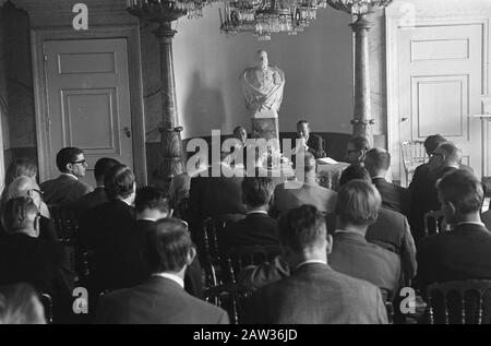 Prince Bernhard a donné une conférence de presse à Soestdijk, matériel de civilisation néerlandaise à l'Université Harvard, conférence de presse sommaire Date: 30 mai 1967 lieu: Soestdijk Utrecht mots clés: Déclarations, conférences de presse, princes Nom de la personne: Bernhard, prince Banque D'Images