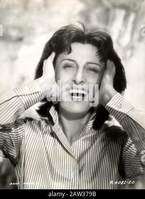 1958 , USA: L'actrice italienne ANNA MAGNANI ( 1908 - 1973 ) à Hollywood, la pubblica encore pour LE film SAUVAGE EST LE VENT ( Selvaggio è il ven Banque D'Images