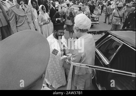 La Famille Royale Visite La Cathédrale De La Sainte Trinité À Addis-Abeba No 18, 19, 20:. La reine Juliana dit au revoir patriarche Aba Habe Tema Rian, 21:. $ Date: 28 Janvier 1969 Lieu: Addis-Abeba, Ethiopie Mots Clés: Au Revoir, Familles, Reines Nom De La Personne: Aba Habe Tema Rian, Juliana (Queen Netherlands) Banque D'Images