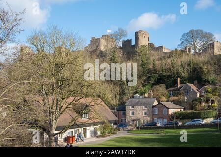 Vue sur la ville de Ludlow dans le Shropshire et le château de Ludlow depuis Dinham lors d'une journée hivernale ensoleillée Banque D'Images