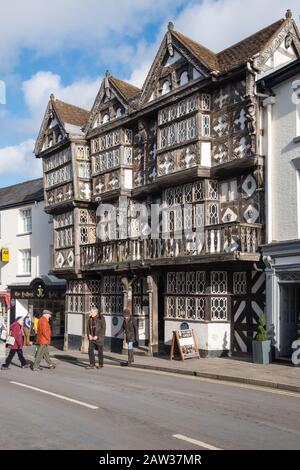 L'hôtel historique Feathers de Ludlow est un bâtiment à pans de bois de Jacobean à Ludlow, dans le Shropshire, au Royaume-Uni Banque D'Images