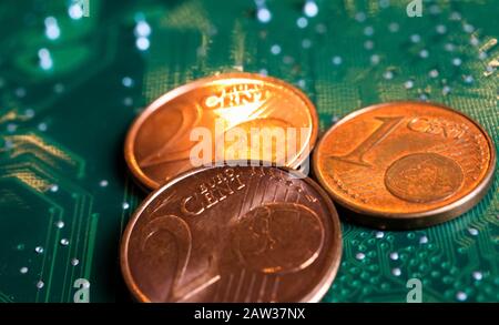 Makro gros plan de pièces floues et floues isolées sur la carte mère verte Banque D'Images