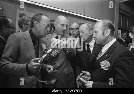 Prince Bernhard ouvre le 25ème Int. Congrès aérospatial à la RAI à Amsterdam; modèle de navigation Prince Bernhard du projet Apollo Soyuz avec v.l.n.n. Thomas P. Stafford [texte abandonné] Date : 30 septembre 1974 lieu : Amsterdam, Noord-Holland mots clés : conférences, ouvertures, princes, Space Person Nom : Bernhard (prince Pays-Bas), Stafford, Thomas P. Banque D'Images