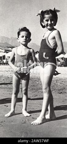 1947 , ITALIE : Le chanteur de pop italien le plus célèbre MINA MAZZINI ( né en 1940 ) avec le frère ALFREDO MAZZINI ( 1943 - 1965 ) à la plage .- cantante - M. Banque D'Images