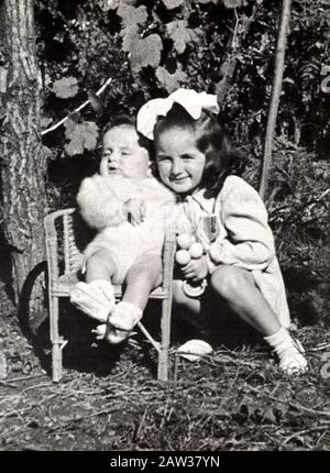 1943 , Cremona , ITALIE : Le chanteur de pop italien le plus célèbre MINA MAZZINI ( né en 1940 ) avec le frère ALFREDO MAZZINI ( 1943 - 1965 ) quand était chil Banque D'Images