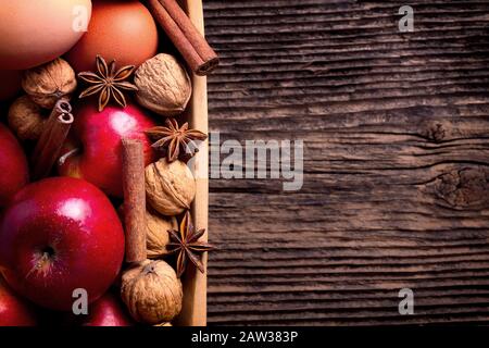 Bol en bois avec pomme, œufs, noyer, cannelle et anis étoilé. Cuisson de la tarte aux pommes. Banque D'Images