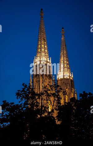 Célèbre église néo-gothique Votive (Votivkirche) la nuit dans l'heure bleue sur Ringstrasse - deuxième église la plus haute de Vienne, Autriche. Église consacrée Banque D'Images