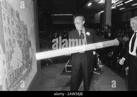 Ouverture du nouveau bâtiment de la British American Tobacco Company par le Prince Bernhard à Amsterdam le Prince Bernhard a percé avec une cigarette géante par un dessin de vieux bâtiments Date: 22 avril 1983 lieu: Amsterdam , Noord-Holland mots clés: Construction, ouverture et industrie du tabac, dessins Nom De La Personne: Bernhard, prince des Pays-Bas Banque D'Images