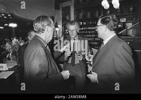 Prince Bernhard Taste New Pipe tabact in the famous tabacs and cigares House Hajenius in Amsterdam Date: 22 novembre 1984 lieu: Amsterdam, Noord-Holland mots clés: Tabac, pipes, princes, écrivains Nom De La Personne: Bernhard (prince Pays-Bas) Hajenius, Mulisch, Harry Banque D'Images