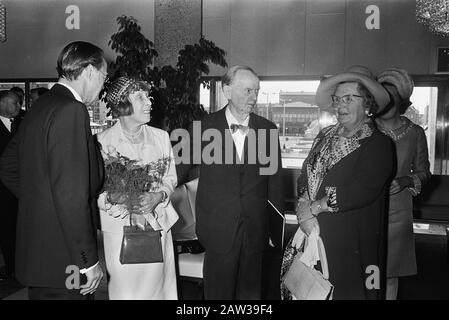 Prince Bernhard a décerné le prix Erasmus 1970 à l'architecte de Berlin Hans Scharoun à de Doelen, Rotterdam Prince Bernhard, Mme Scharoun, Hans Scharoun, Reine Juliana Date : 29 mai 1970 lieu : Rotterdam, Hollande-Méridionale mots clés : architectes, cérémonies de remise des prix, princes Nom De La Personne : Bernhard (prince Pays-Bas), Juliana (Queen-Bas), Scharoun, Hans Nom de l'institution : Cibles, Banque D'Images