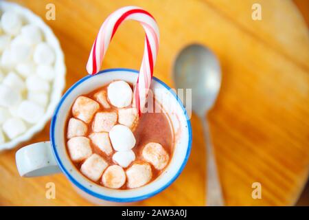 Frais généraux de cacao avec les guimauves et candy cane Banque D'Images