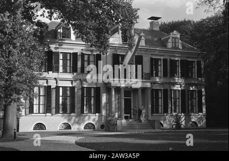 Le prince Claus restauré par Schaep et Burgh dans s-Graveland, nouvelle maison pour Ned. Loin. Conservation De La Nature; Extérieur Date: 1 Octobre 1975 Lieu:'S-Graveland, Noord-Holland Mots Clés: Bâtiments Nom De La Personne: Claus, Prince Nom De L'Institution: Préservation De La Nature Banque D'Images