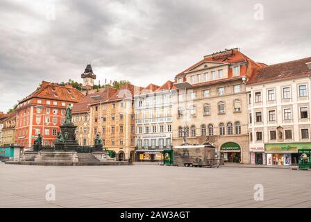 Vue classique de la ville historique de Graz avec la place principale et célèbre tour d'horloge Grazer en arrière-plan assis au sommet de la colline de Schlossberg, Styrie, Banque D'Images