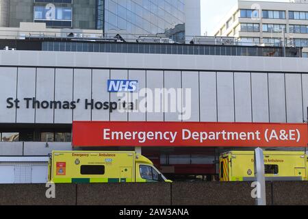 Ambulances NHS stationnées à l'extérieur du département d'accident et d'urgence (A&E) de l'hôpital St Thomas, dans le centre de Londres. Photo PA. Date De L'Image: Mercredi 6 Février 2020. Découvrez l'histoire de l'AP HEALTH Hospital. Crédit photo devrait lire: Victoria Jones/PA Wire Banque D'Images