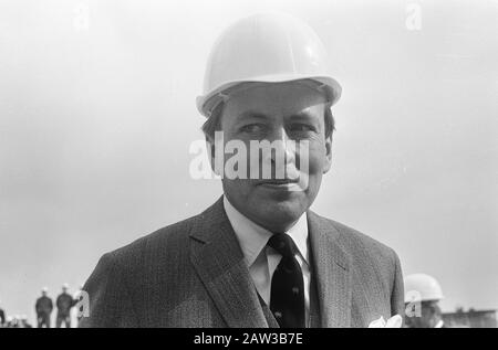 Le Prince Claus jette la pierre de base pour le nouveau bâtiment d'exposition Royal Dutch Jaarbeurs, Prince Claus avec casque placé première pierre Date: 8 mars 1967 mots clés: Bâtiments Nom De La Personne: Claus, prince Koch, Eric / Anefo Titulaire du droit d'auteur: Archives nationales Type de matériel: Négatif (noir / blanc) numéro d'inventaire: Voir accès 2.24.01.05 Banque D'Images