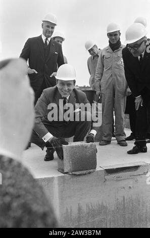 Le prince Claus jette la pierre de base pour le nouveau bâtiment d'exposition Royal Dutch Jaarbeurs, le prince Claus avec casque placé première pierre / Date: 8 mars 1967 mots clés: Bâtiments Nom De La Personne: Claus, prince Banque D'Images