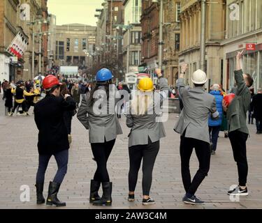 Glasgow, Ecosse, Royaume-Uni, 6 février 2020: UK Météo: Sunny style Mile qui est le centre commercial de Buchanan Street a vu le théâtre de rue sur sa longueur comme "SURTENSION" un groupe qui exécute l'art de rue, le théâtre physique et le cirque a apprécié le bon temps. Copywrite Gerard Ferry/ Alay Live News Banque D'Images