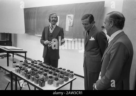 Le Prince Claus ouvre une nouvelle école de Port et de Transport à Rotterdam; date de la visite : 27 octobre 1975 lieu : Rotterdam, Hollande-Méridionale mots clés : trous, princes, visites, écoles Nom De La Personne : Claus, prince Banque D'Images