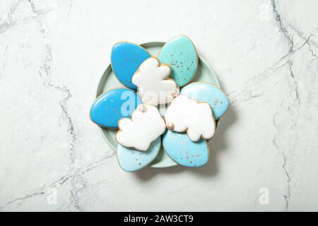 Biscuits de Pâques dans une plaque sur un fond concret. Verre de lait. Œufs de Pâques. Lapins de Pâques. Placer pour le texte. Banque D'Images