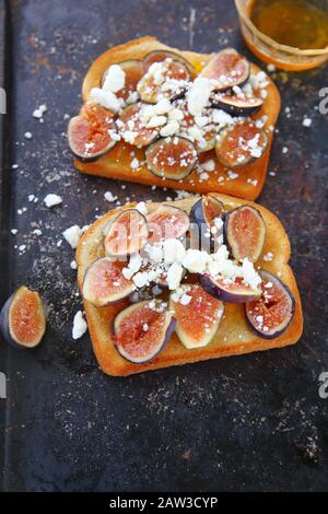 Vue verticale de pain grillé aux figues et fromage feta Banque D'Images