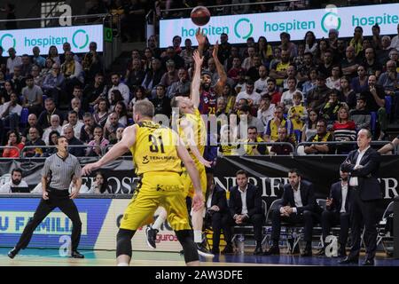 Malcom Delaney (FC Barcelona) et Marcelinho Huertas (Tenerife) en action pendant le 20ème match de la Ligue de basket-ball Endesa ACB, célébrée au Pabellón Santiago Martín à San Cristobal de la Laguna (Tenerife - Espagne).le FC Barcelona gagne sur l'Iberostar Tenerife (83 - 87). (Photo De Elena Vizzoca/Pacific Press) Crédit: Agence De Presse Du Pacifique/Alay Live News Banque D'Images