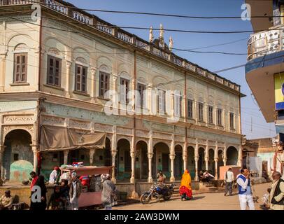 Inde, Rajasthan, Shekhawati, Mandawa, Sonthalia Gate, magasin avec façade élégante et ornée de piliers dans le grand bâtiment historique Banque D'Images