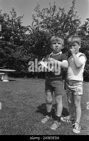 Princesse Margriet avec ses enfants en vacances sur l'île Schiermonnikoog Prince Maurits (l) avec un copain de vacances Annotation:. Le mari de la princesse Margriet, Pieter van Vollenhoven, s'est joint à sa famille le week-end Date: 14 juin 1972 lieu: Friesland, Schiermonnikoog mots clés: Princes, princesses Nom De La Personne: Maurice, prince Banque D'Images