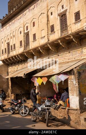 Inde, Rajasthan, Shekhawati, Mandawa, hablei historique, maintenant utilisé comme magasins avec un étage supérieur à quai Banque D'Images