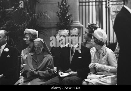 Mariage le prince Karl von Hesse et la comtesse Yvonne Szapary Hague le prince Philippe d'Angleterre a quitté sa mère Date: 18 avril 1966 lieu: La Haye, Hollande du Sud mots clés : mariages, églises, mères Nom De La Personne: Philip, prince de Grande-Bretagne Banque D'Images