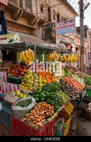 Inde, Rajasthan, Shekhawati, Mandawa, étalage de fruits et légumes dans la rue principale Banque D'Images