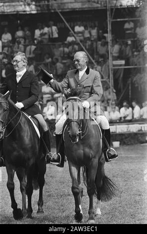 Prince Bernhard à cheval lors du défilé à l'Hippique International officiel (CHIO) à Rotterdam '83 princes, équestres, spectacle de chevaux, chevaux, Bernhard (prince Pays-Bas) Date : 20 août 1983 lieu : Rotterdam, Hollande-Méridionale mots clés : spectacle de chevaux, équitation, équitation, princes Nom De La Personne : Bernhard (prince Pays-Bas) Nom de l'institution : CHIO Banque D'Images