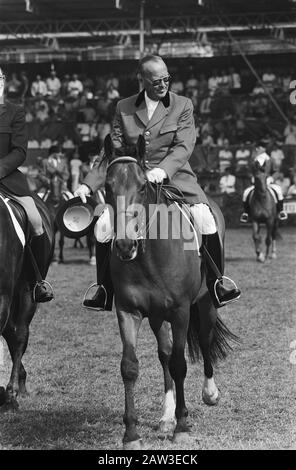 Prince Bernhard à cheval lors du défilé à l'Hippique International officiel (CHIO) à Rotterdam '83 princes, équestres, spectacle de chevaux, chevaux, Bernhard (prince Pays-Bas) Date : 20 août 1983 lieu : Rotterdam, Hollande-Méridionale mots clés : spectacle de chevaux, équitation, équitation, princes Nom De La Personne : Bernhard (prince Pays-Bas) Nom de l'institution : CHIO Banque D'Images