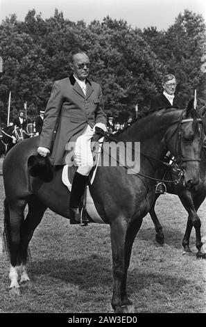 Prince Bernhard à cheval lors du défilé à l'Hippique International officiel (CHIO) à Rotterdam '83 princes, équestres, spectacle de chevaux, chevaux, Bernhard (prince Pays-Bas) Date : 20 août 1983 lieu : Rotterdam, Hollande-Méridionale mots clés : spectacle de chevaux, équitation, équitation, princes Nom De La Personne : Bernhard (prince Pays-Bas) Nom de l'institution : CHIO Banque D'Images