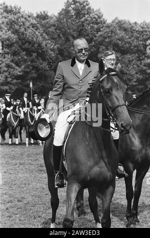 Prince Bernhard à cheval lors du défilé à l'Hippique International officiel (CHIO) à Rotterdam '83 princes, équestres, spectacle de chevaux, chevaux, Bernhard (prince Pays-Bas) Date : 20 août 1983 lieu : Rotterdam, Hollande-Méridionale mots clés : spectacle de chevaux, équitation, équitation, princes Nom De La Personne : Bernhard (prince Pays-Bas) Nom de l'institution : CHIO Banque D'Images