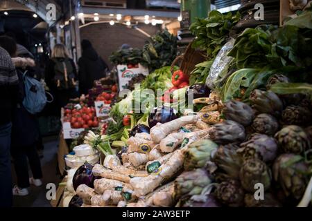 Londres, Royaume-Uni, - 23 - décembre 2019, Différents types de légumes et de salades au comptoir du marché Borough. Intérieur d'un magasin de légumes Banque D'Images