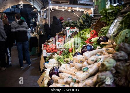 Londres, Royaume-Uni, - 23 - décembre 2019, Différents types de légumes et de salades au comptoir du marché Borough. Intérieur d'un magasin de légumes Banque D'Images