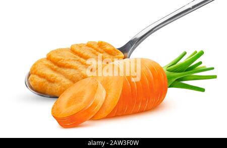 Purée de carottes dans la cuillère isolée sur fond blanc Banque D'Images