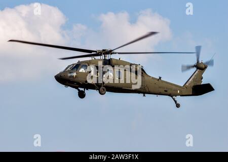 Grave, PAYS-BAS - 17 septembre 2014 : hélicoptère US Army UH-60 Black Hawk en vol. Banque D'Images