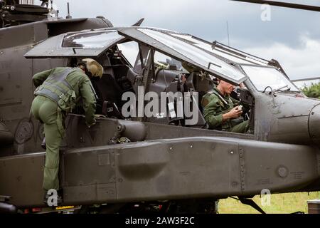 Gilze-RIJEN, PAYS-BAS - 20 JUIN 2014 : pilote et arme de feu dans un hélicoptère d'attaque AH-64 Apache. Banque D'Images