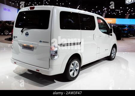 Bruxelles - 9 JANVIER 2020: Nouvelle camionnette électrique Nissan e-NV200 présentée au salon automobile Bruxelles Autosalon 2020. Banque D'Images