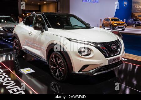 Bruxelles - 9 JANVIER 2020: Nouveau modèle de voiture de sport croisé Nissan Juke présenté au salon automobile Bruxelles Autosalon 2020. Banque D'Images