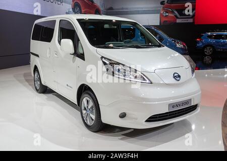 Bruxelles - 9 JANVIER 2020: Nouvelle camionnette électrique Nissan e-NV200 présentée au salon automobile Bruxelles Autosalon 2020. Banque D'Images