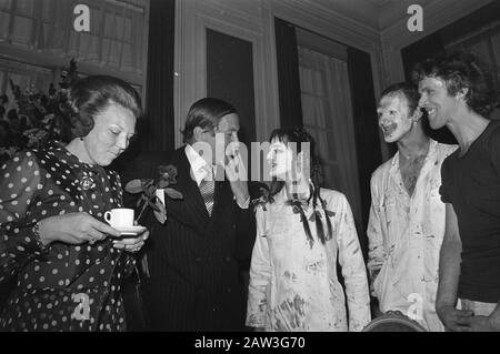 Holland Festival 1972 à la Haye la princesse Beatrix et le prince Claus au Royal Theatre en conversation avec des membres de la compagnie de ballet du chorégraphe Rudi van Dantzig [à droite] Annotation: Sujet mettant en œuvre le ballet Après viage par ballet national Date: 15 juin 1972 lieu: La Haye, Hollande-Méridionale mots clés: Ballet, danseurs, festivals, princes, princesses, théâtre Nom De La Personne: Beatrix (princesse de la Couronne Pays-Bas), Claus (prince Pays-Bas), Gdansk, Rudi van Nom de l'institution: Holland Festival Banque D'Images